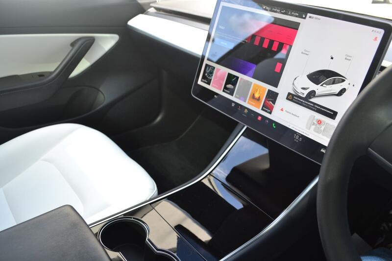 TESLA MODEL 3